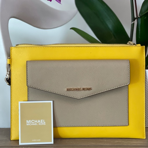 Michael Kors Handbags - Michael Kors jet set Wristlet